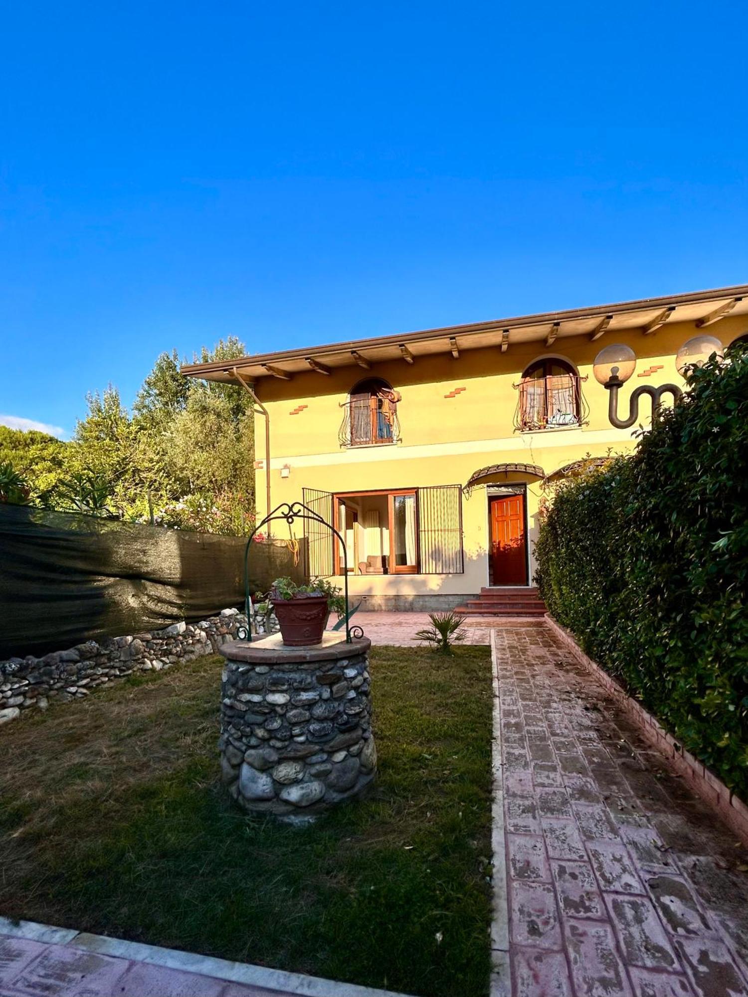 Sunny Apartment Marina di Massa Luaran gambar