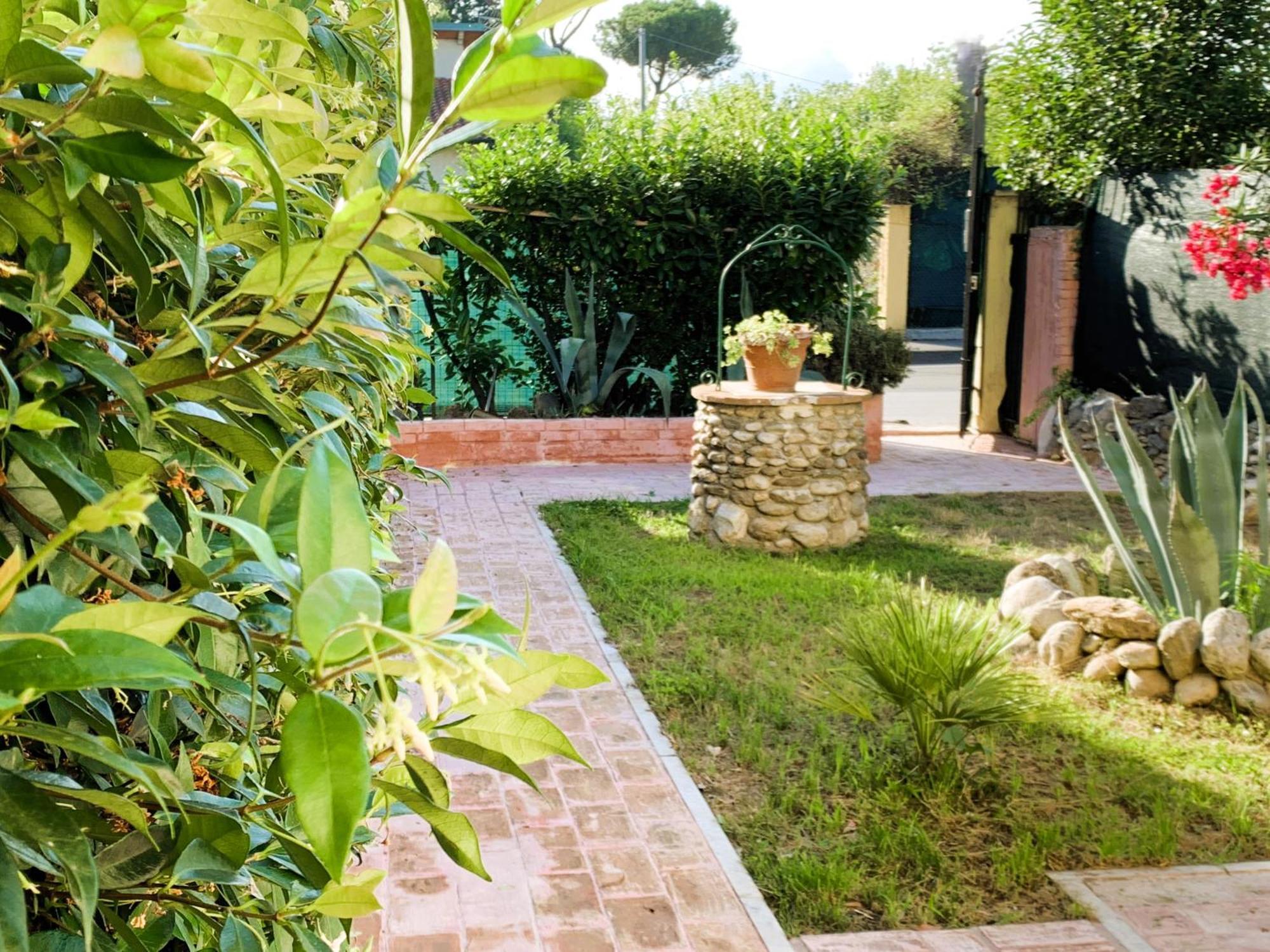 Sunny Apartment Marina di Massa Luaran gambar